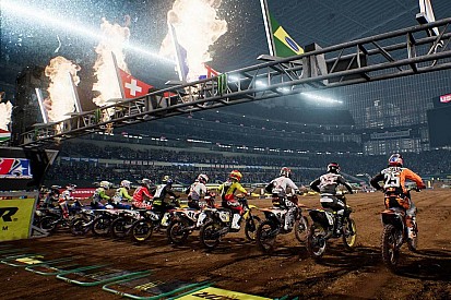 Supercross, el videojuego: barro, adrenalina y circuitos propios