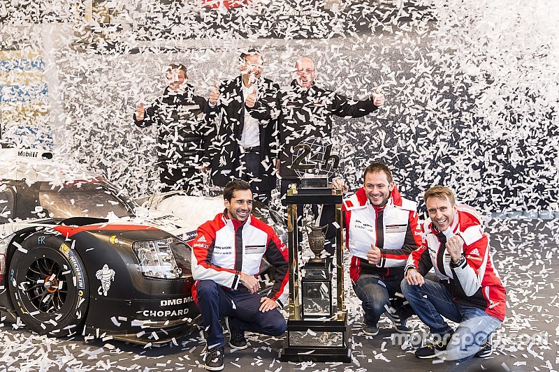 Le trophée des 24 Heures du Mans définitivement au Musée Porsche