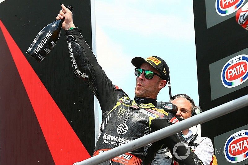 Jonathan Rea, Kawasaki Racing, fête sa victoire sur le podium