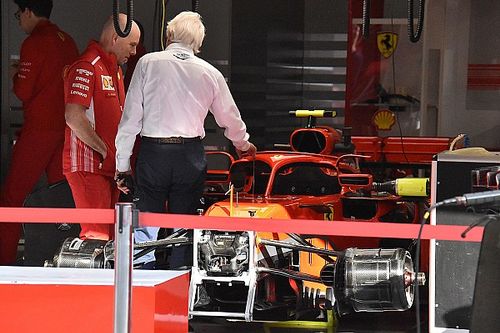 Charlie Whiting besucht Ferrari-Box: Sind Rückspiegel legal?