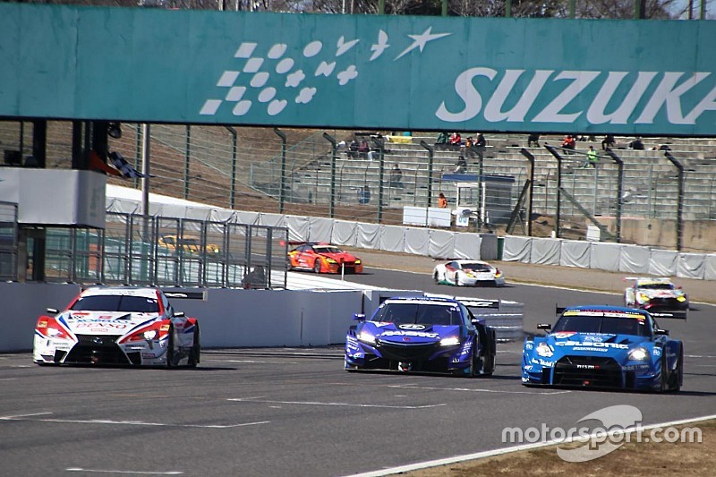 スーパーGT”ルーキー”のバトン&可夢偉がGT500デモランで共演