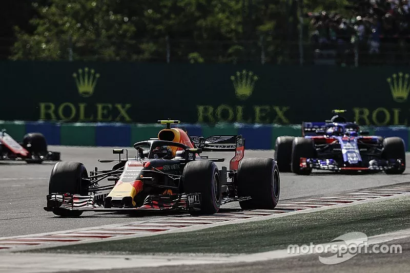 Max Verstappen, Red Bull Racing RB14, devanr Pierre Gasly, Toro Rosso STR13