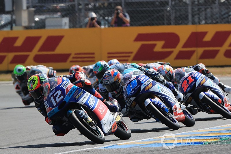 Байк соперника как трамплин: самый безумный сейв в истории Moto3