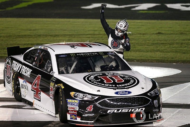 Il vincitore della gara Kevin Harvick, Stewart-Haas Racing, Ford