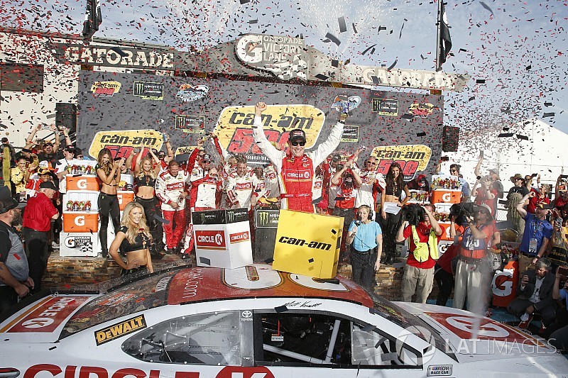 Kenseth vence en Phoenix y clasifica Keselowski