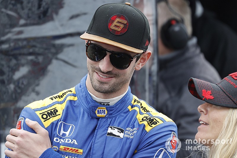 VÍDEO: Rossi se choca com carro e quase capota em Baja