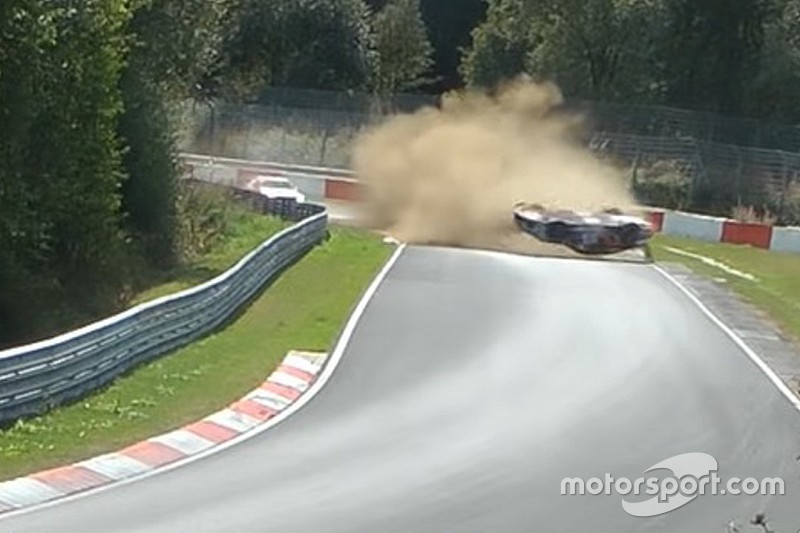 VÍDEO: Piloto escapa ileso de acidente impressionante em Nurburgring