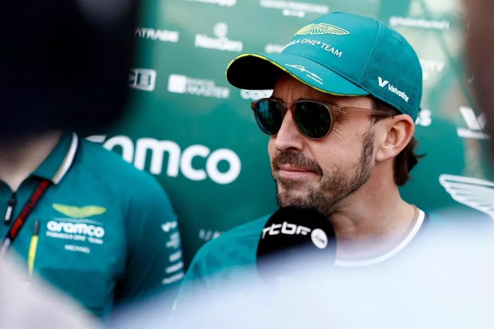 Fernando Alonso, Aston Martin F1 Team, parle &agrave; la presse