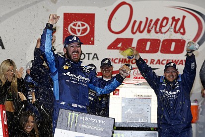 Truex segura pressão de Bowyer e Logano e vence em Richmond