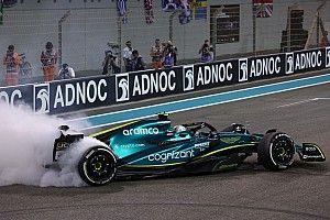Vídeo: donuts de adiós de Vettel, pero no los que merecía