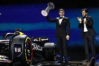 フェルスタッペン、FIA年間表彰式でF1チャンピオンの杯受け取る。レッドブル代表とFIA会長は受賞スピーチでひと悶着?