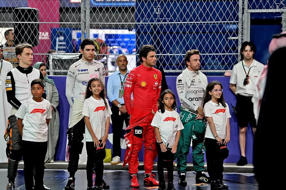Oscar Piastri, McLaren, Esteban Ocon, Alpine F1 Team, Carlos Sainz, Scuderia Ferrari, Fernando Alonso, Aston Martin F1 Team, en la parrilla con ni&ntilde;os