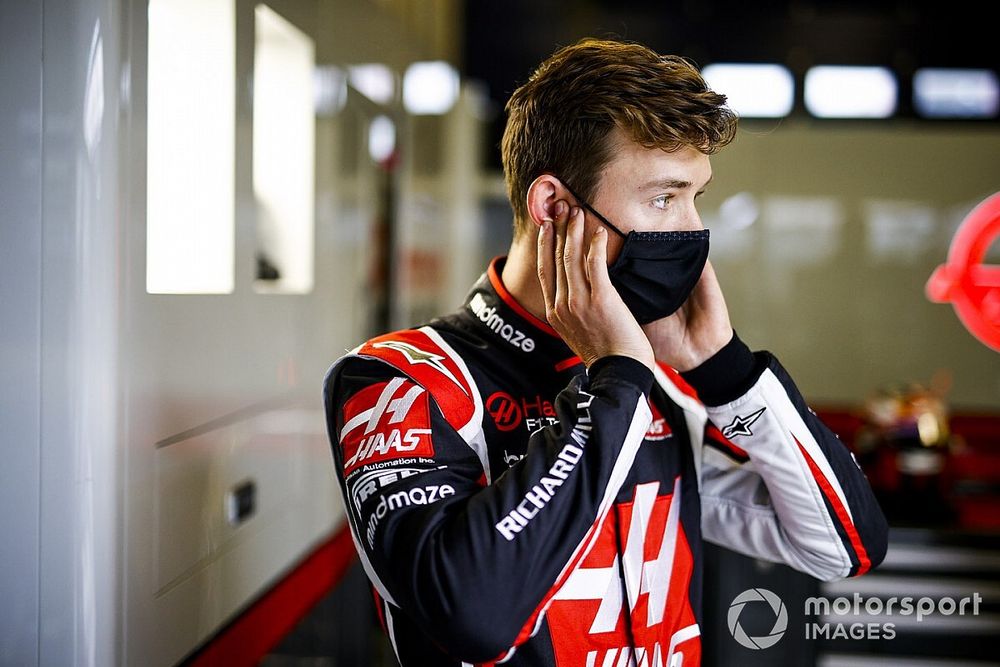 Callum Ilott, Haas F1 getting ready in the garage