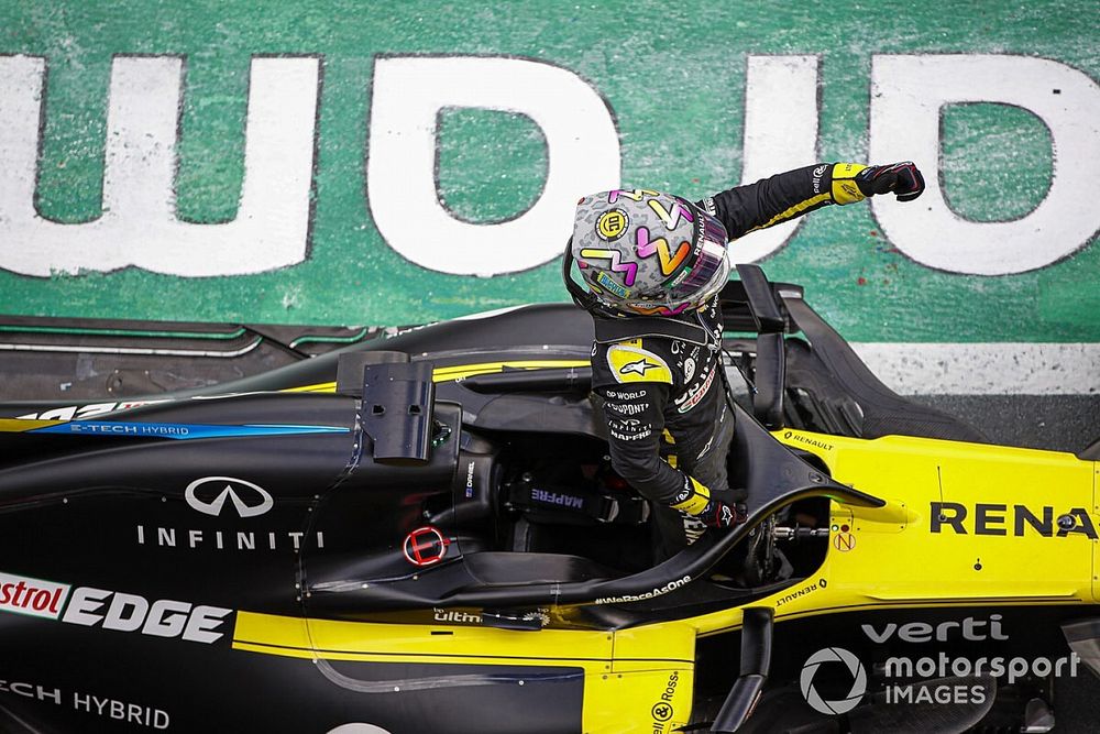 Tercer lugar Daniel Ricciardo, Renault F1 celebra en Parc Ferme con el equipo