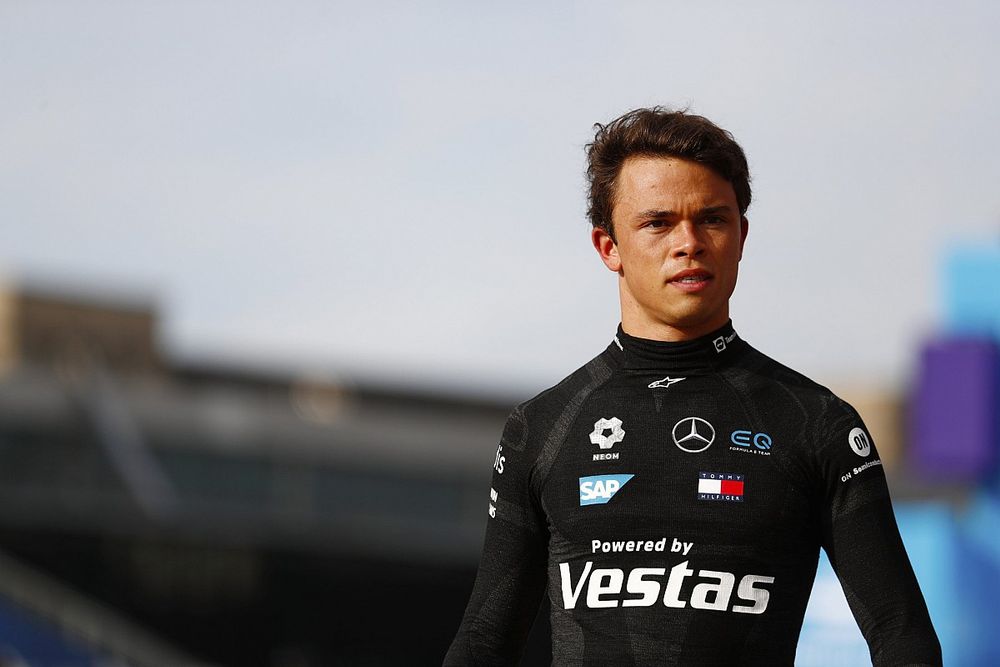 Russell esalta de Vries: "Merita una chance in Formula 1"