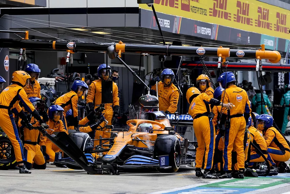 Daniel Ricciardo, McLaren MCL35M, pit stop