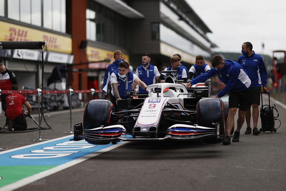 Haas F1-monteurs met de wagen van Nikita Mazepin, Haas VF-21 in de pitstraat