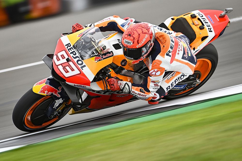 MotoGP, Aragon, Libere 1: Marquez rifila 1" a tutti, Rossi cade
