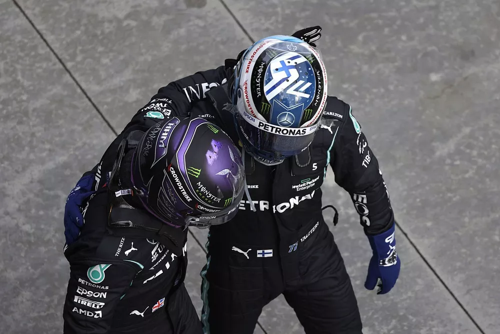 Pole Position de Lewis Hamilton, de Mercedes, es felicitado por Valtteri Bottas, de Mercedes, en el Parc Ferme