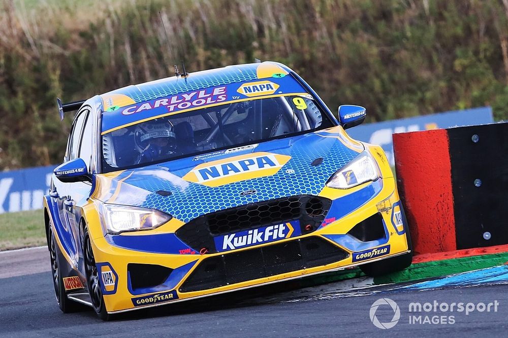 BTCC Thruxton: Cammish shades Cook for pole