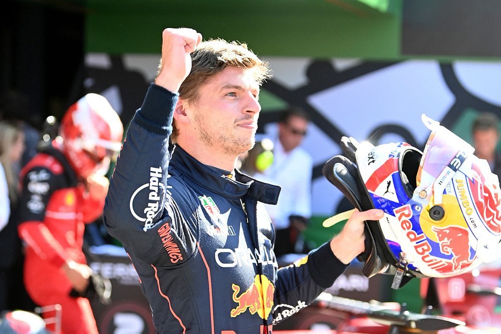 Ganador de la pole, Max Verstappen, de Red Bull Racing, celebra su llegada al Parc Ferme