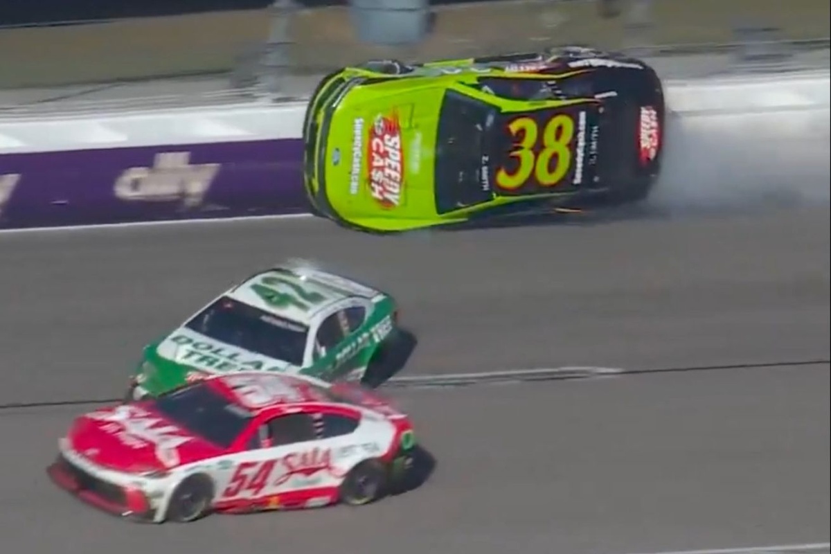 NASCAR Cup: Zane Smith 'anda pelo muro' e capota em acidente bizarro no Kansas