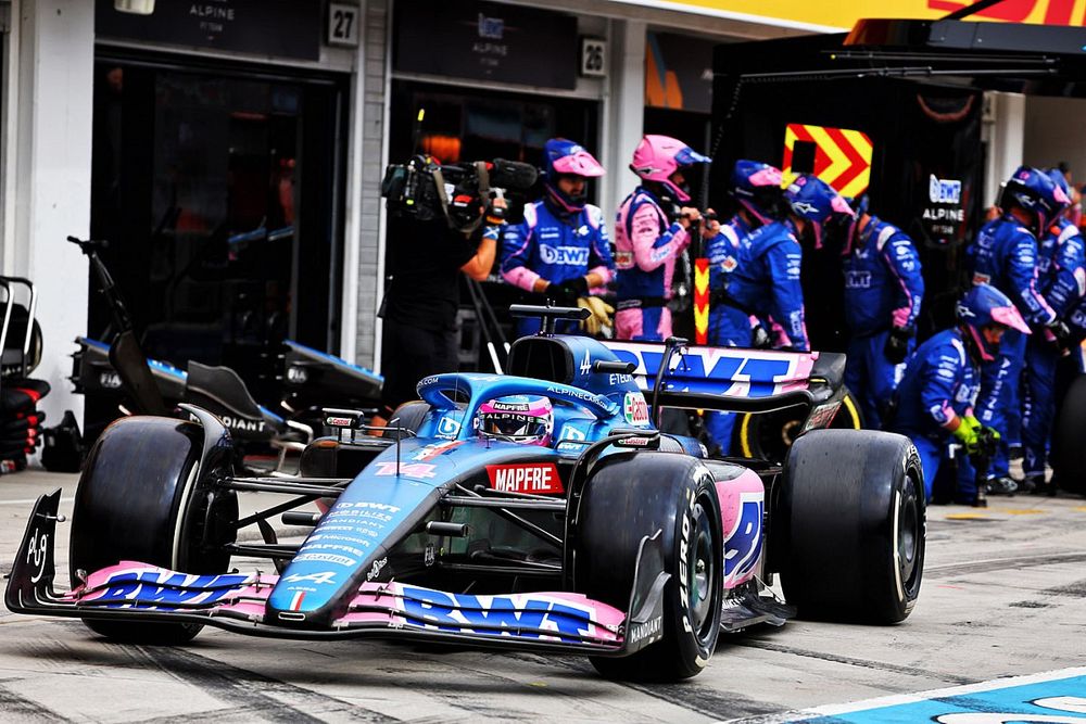 Fernando Alonso, Alpine F1 Team A522 hace una parada en boxes