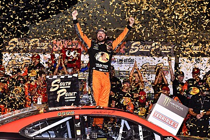 Truex Jr. supera Harvick e vence primeira prova dos playoffs