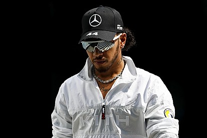 Hamilton újabb látványos frizurája, és lazulása zenére