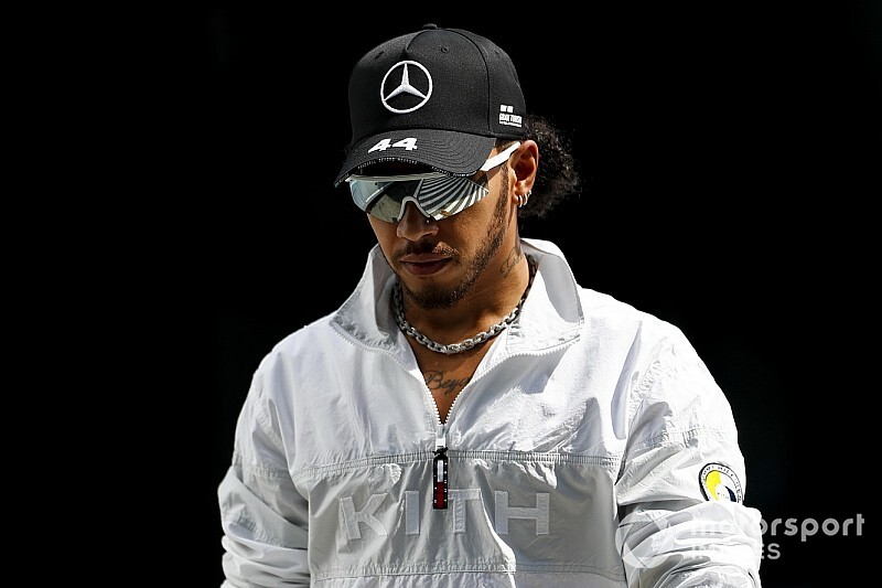 Hamilton újabb látványos frizurája, és lazulása zenére