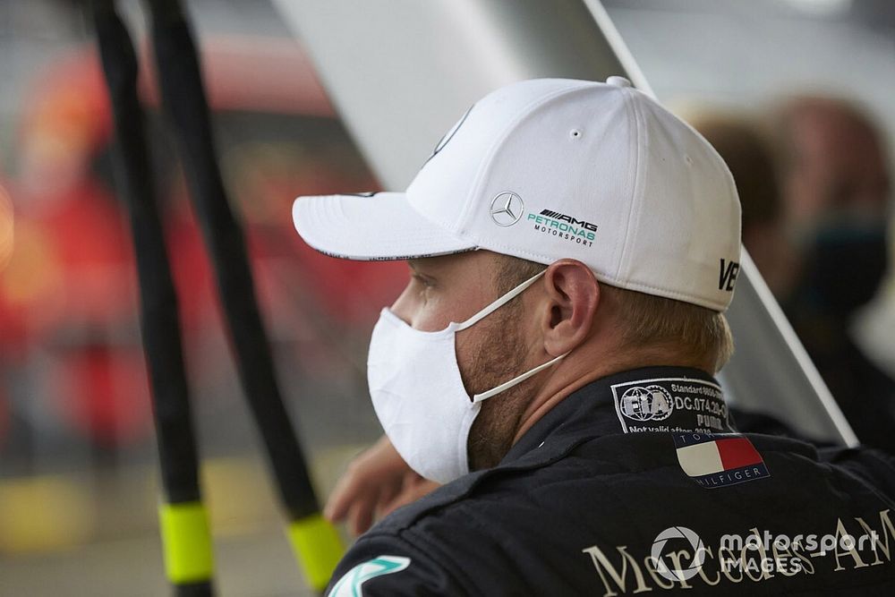 Bottas kellemetlen pillanata a koronavírus-teszt elvégzése közben