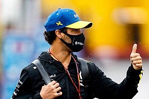 Ricciardo autója harcra kész a tegnapi nagy bukás után