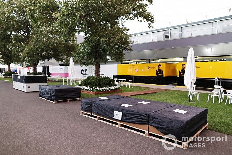 Cajones de embalaje fuera del garaje de Renault en el paddock