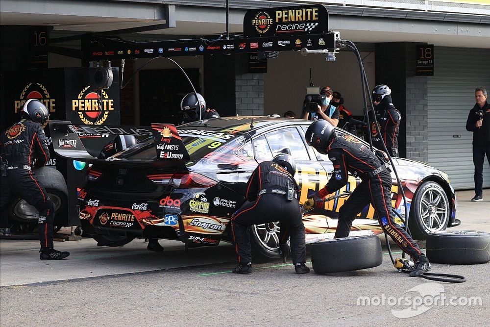 Reynolds joins mixed tyre rule critics