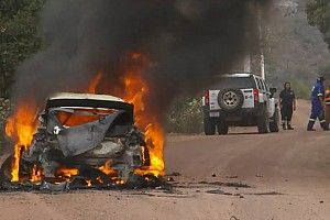 Vídeo: las llamas devoran el coche de Esapekka Lappi en México