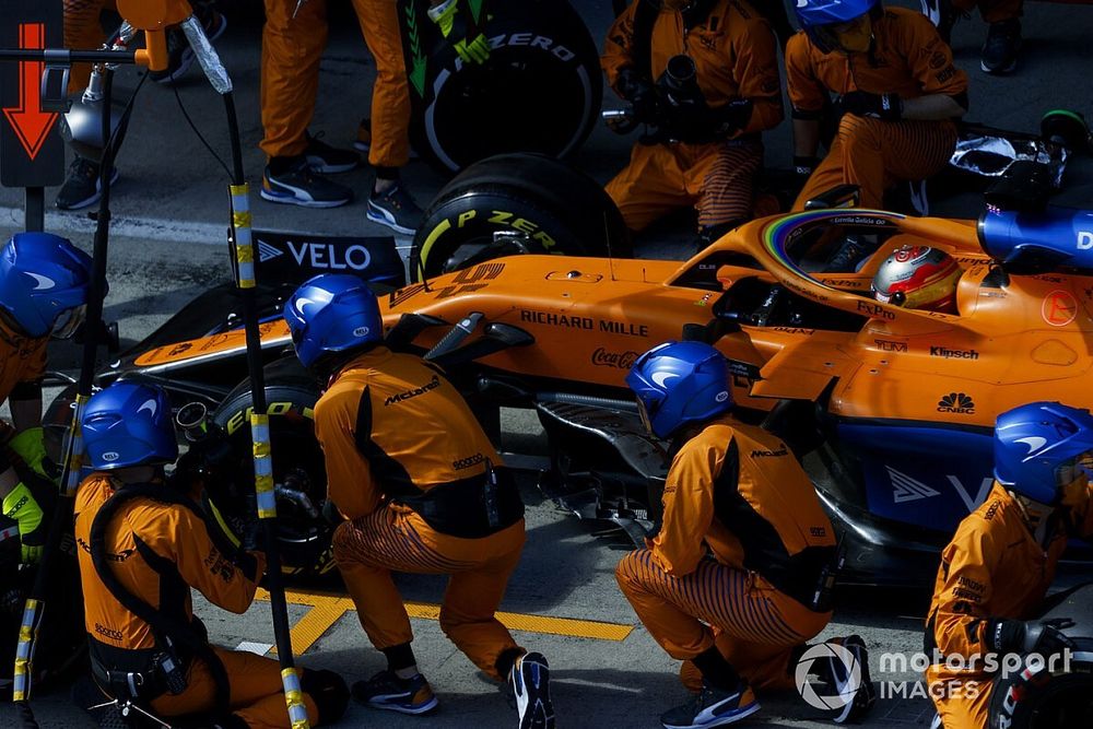 Carlos Sainz Jr., McLaren MCL35, makes a pit stop