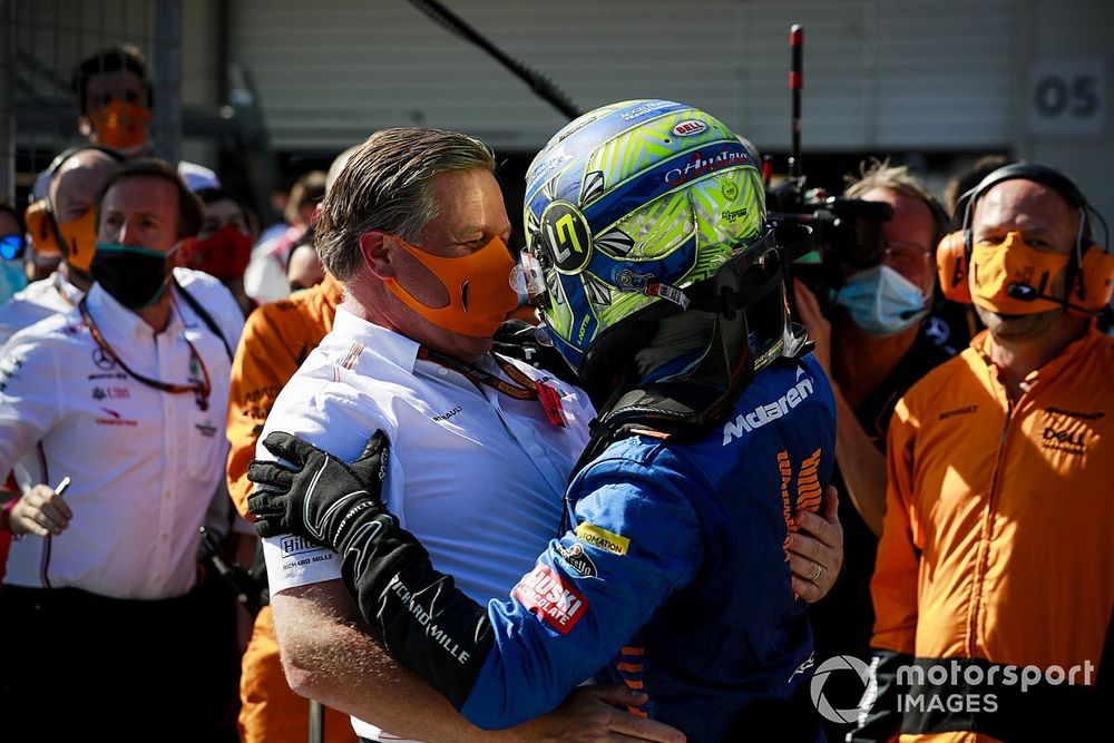 Lando Norris, McLaren célèbre son podium avec Zak Brown, président, McLaren dans le Parc Fermé