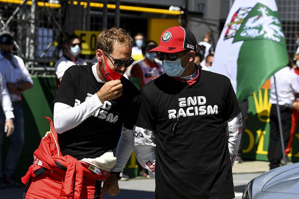 Sebastian Vettel, Ferrari and Kimi Raikkonen, Alfa Romeo talk on the grid