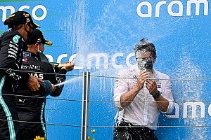 Hamilton két pezsgős üveggel locsolta arcba a mérnökét a Magyar Nagydíjon: videó