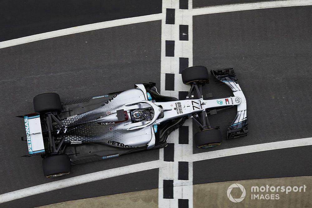 Így üldözi a drón a Mercedes F1-es autóját (videó)