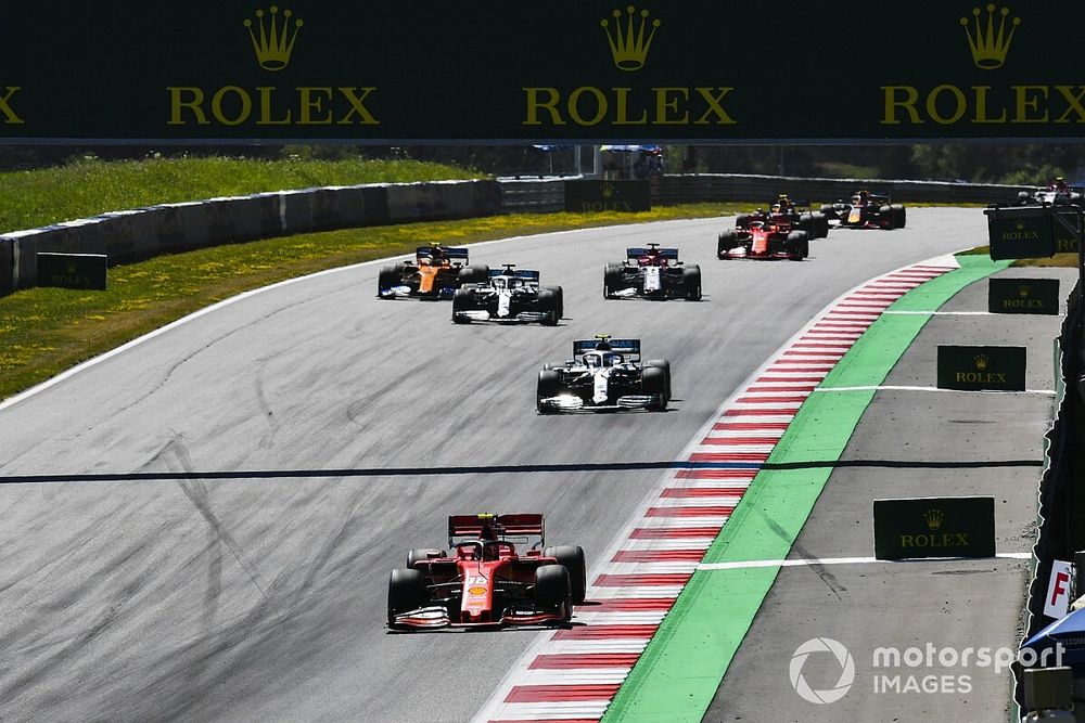 Charles Leclerc, Ferrari SF90, devant Valtteri Bottas, Mercedes AMG W10, Lewis Hamilton, Mercedes AMG F1 W10, Lando Norris, McLaren MCL34, Kimi Raikkonen, Alfa Romeo Racing C38, Sebastian Vettel, Ferrari SF90, et le reste du plateau au départ