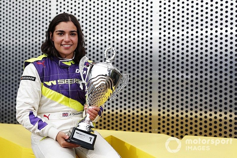 Jamie Chadwick celebra después de ganar la carrera