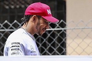 Egy legendás rapperre emlékeztető szettben pózolt Hamilton egy Maybach előtt