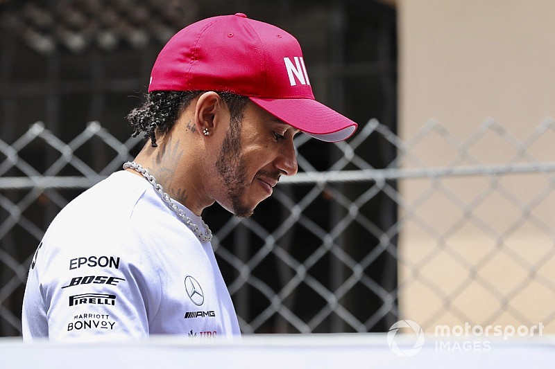 Egy legendás rapperre emlékeztető szettben pózolt Hamilton egy Maybach előtt