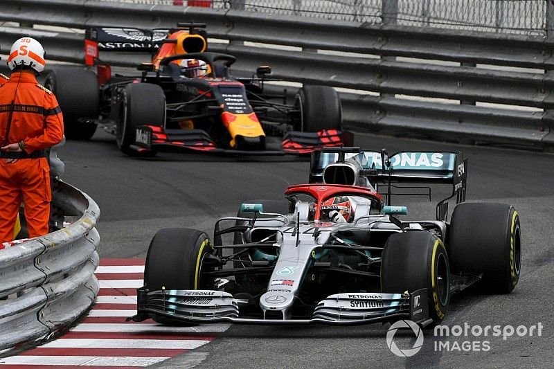 Hamilton behaalt zwaarbevochten zege, Verstappen vierde na straf