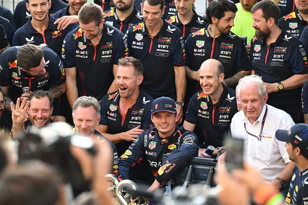 Christian Horner, Team Principal, Red Bull Racing, Max Verstappen, Red Bull Racing, 1st position, Helmut Marko, Consultant, Red Bull Racing, the Red Bull team celebrate victory after the race