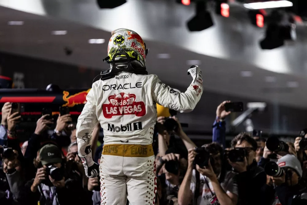 Max Verstappen, Red Bull Racing, 1e positie, viert feest bij aankomst in Parc Ferme
