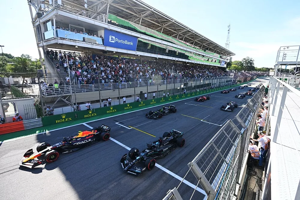 セルジオ・ペレス（レッドブル・レーシングRB19）、ジョージ・ラッセル（メルセデスF1 W14）、ルイス・ハミルトン（メルセデスF1 W14）、角田裕毅（アルファータウリAT04）、シャルル・ルクレール（フェラーリSF-23）、スプリントレースのスタートに向かう残りの集団