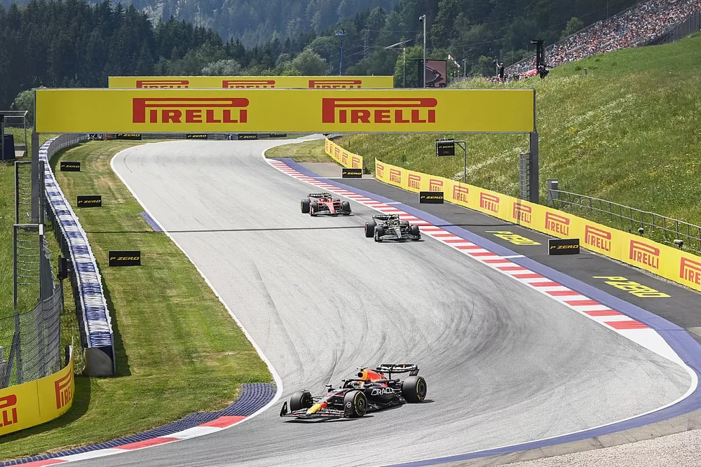 Sergio Pérez, Red Bull Racing RB19, Lewis Hamilton, Mercedes F1 W14, Carlos Sainz, Ferrari SF-23