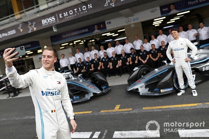 Stoffel Vandoorne, Mercedes Benz EQ takes a selfie with the whole team